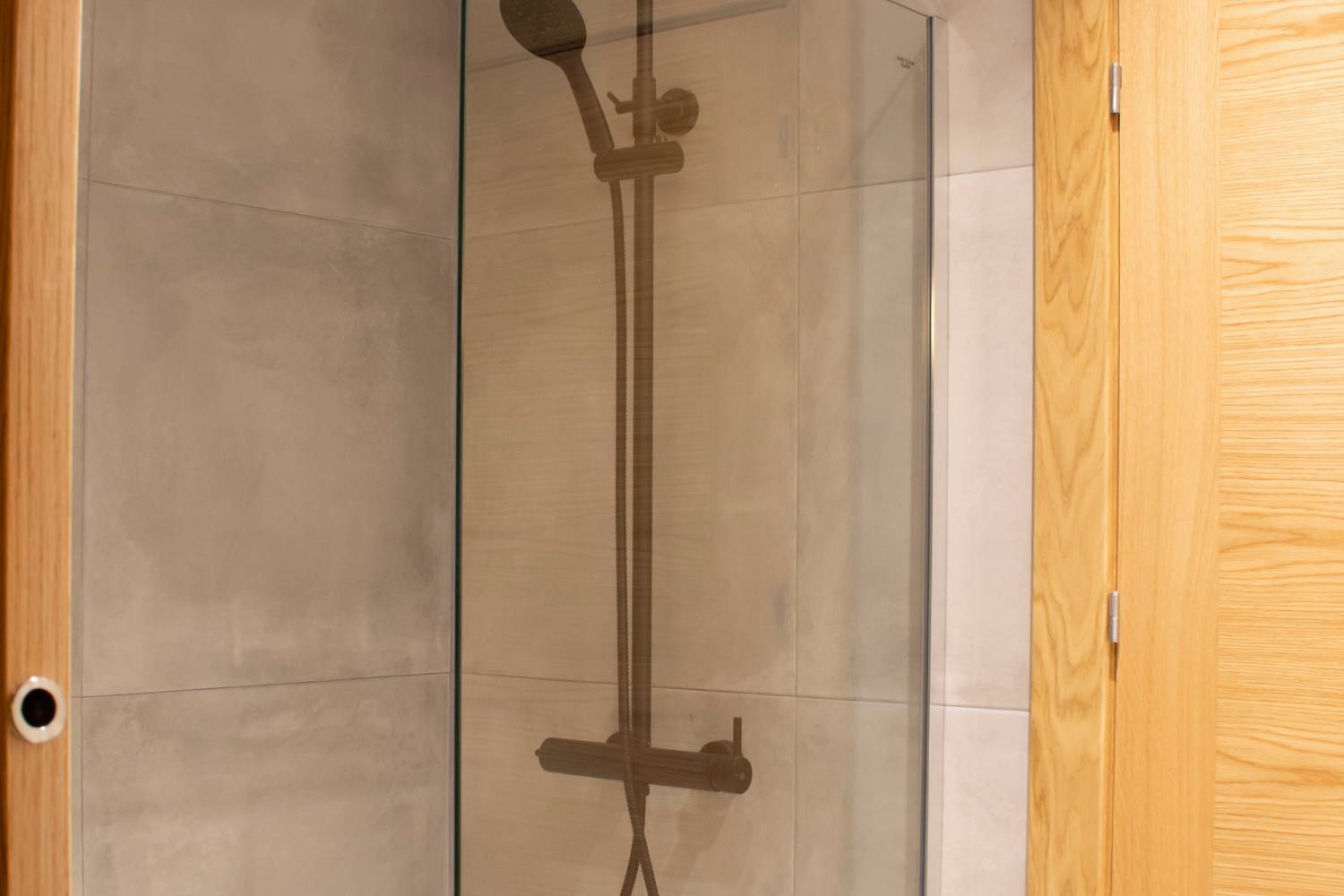 Domus Oncinae detalle ducha en baño